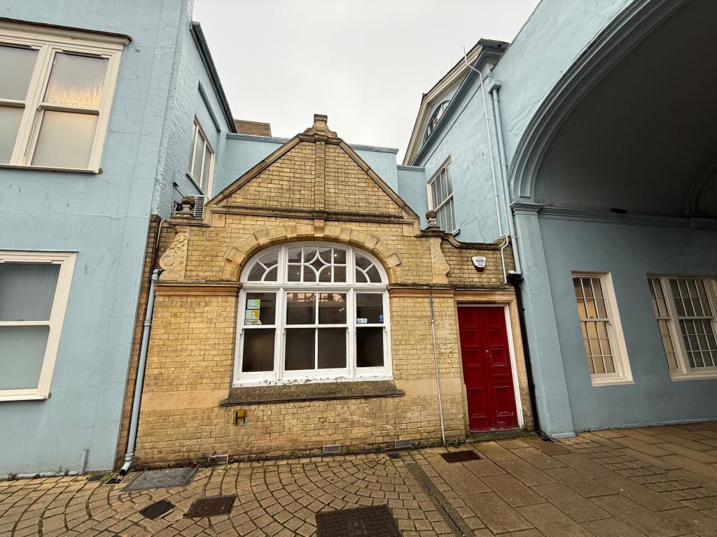 Lot: 70 - TOWN CENTRE COMMERCIAL PROPERTY - Entrance to the building